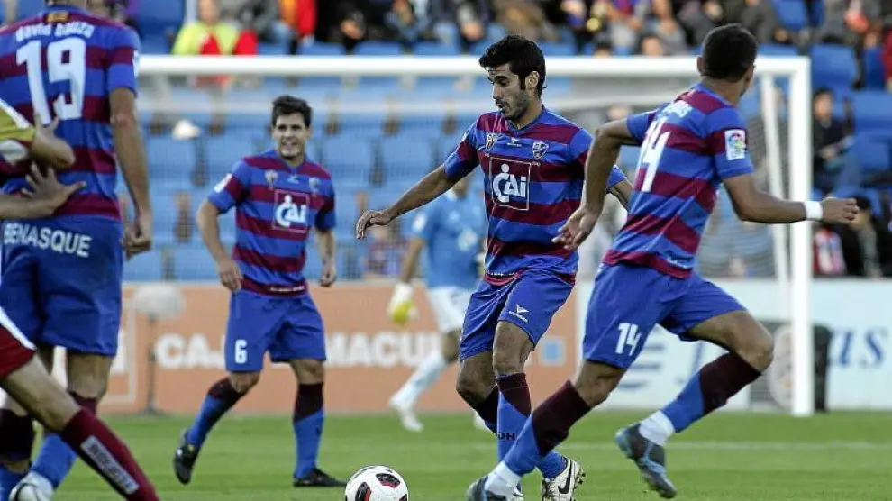 Sastre, rodeado de compañeros, en un lance del partido jugado contra el Cartagena el pasado sábado en El Alcoraz.