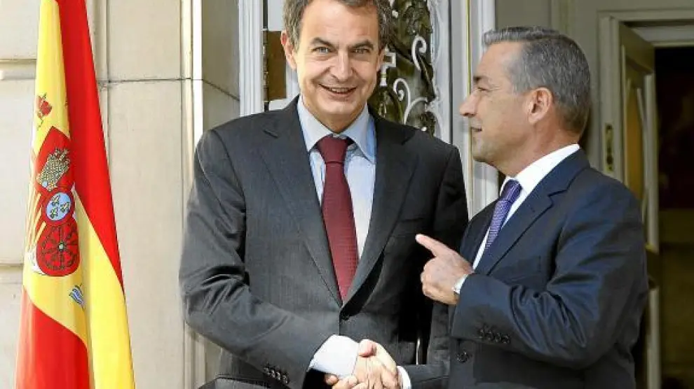 José Luis Rodríguez Zapatero y Paulino Rivero, ayer, antes de su reunión en la Moncloa.