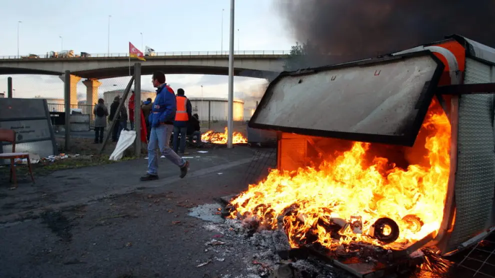 Protestas de los huelguistas en Caen en una refinería de petróleo