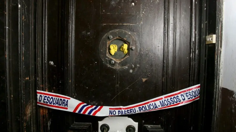 Puerta de entrada a la vivienda donde se descubrieron los cadáveres