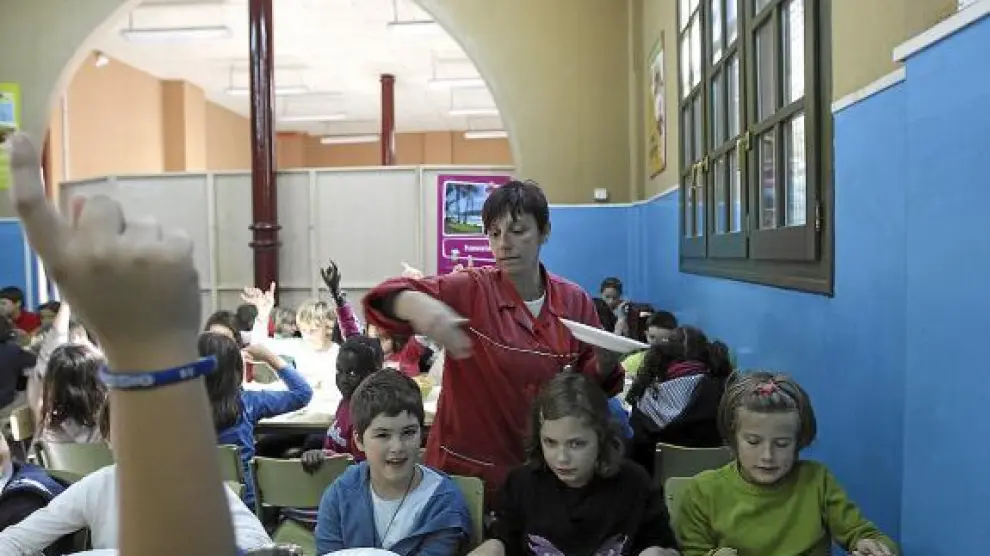 Varios de los niños del colegio Gascón y Marín levantan la mano para repetir plato.