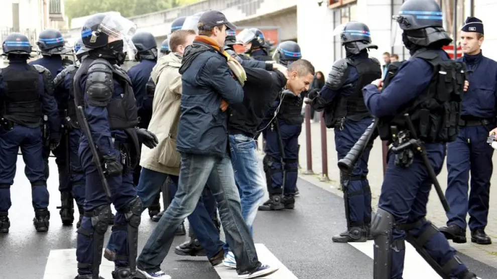 Joven manifestante detenido por policías franceses en Lille