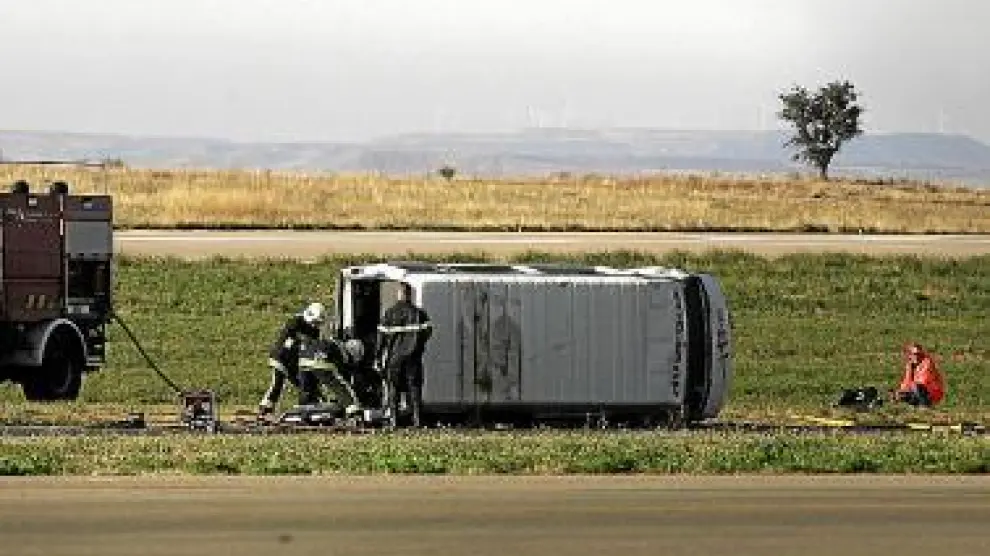 La furgoneta que simulaba el avión quedó volcada en la pista.