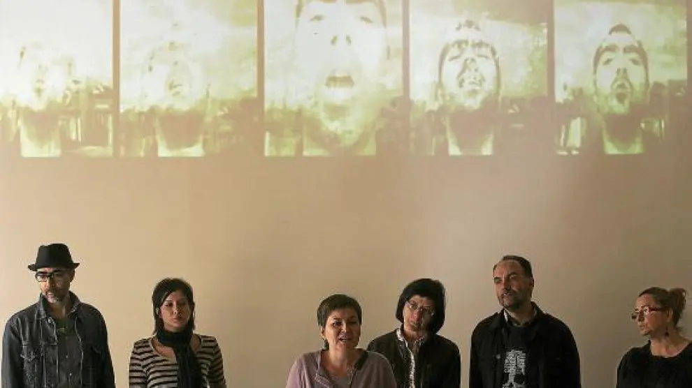 Viola, Zapata, Sanjuán, Sas, Lles y Ramón durante la presentación. En el fondo, un vídeo de Viola.