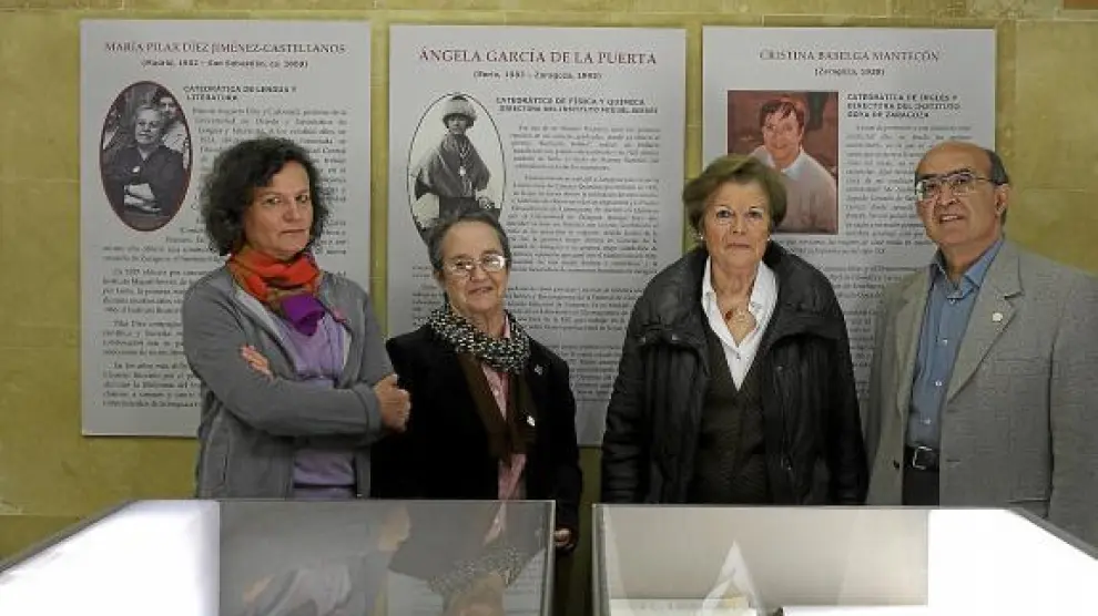Concha Gaudó, Cristina Baselga, Rosa Domínguez y J. Antonio Ruiz, en la exposición.