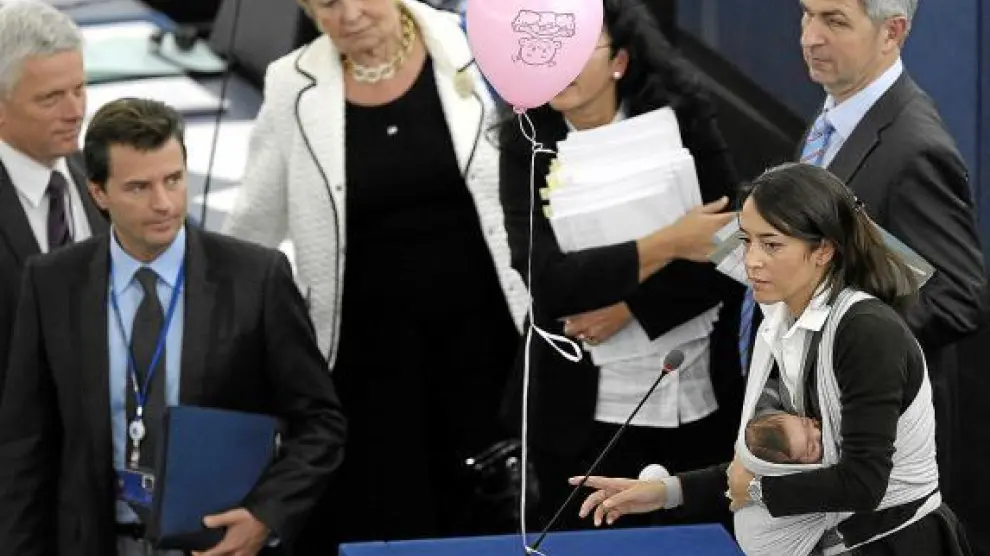 La eurodiputada italiana Licia Ronzulli sujeta a su bebé durante la votación, ayer en Estrasburgo.