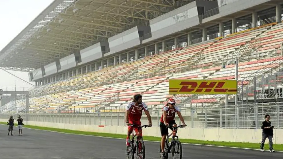 Alonso y un miembro de Ferrari dieron una vuelta de reconocimiento en bicicleta al circuito.