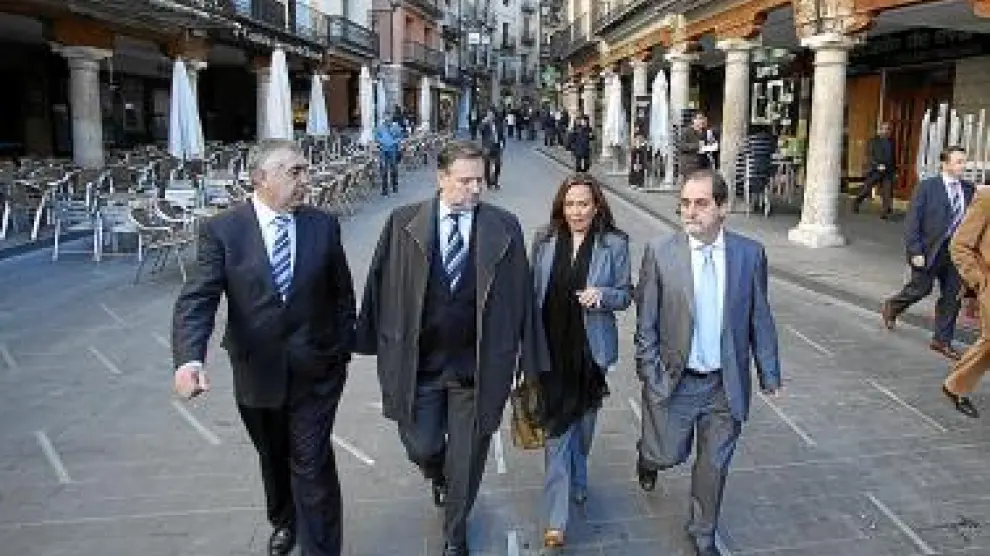Arrufat, Iglesias, Pérez y Velasco, en una vacía plaza del Torico.