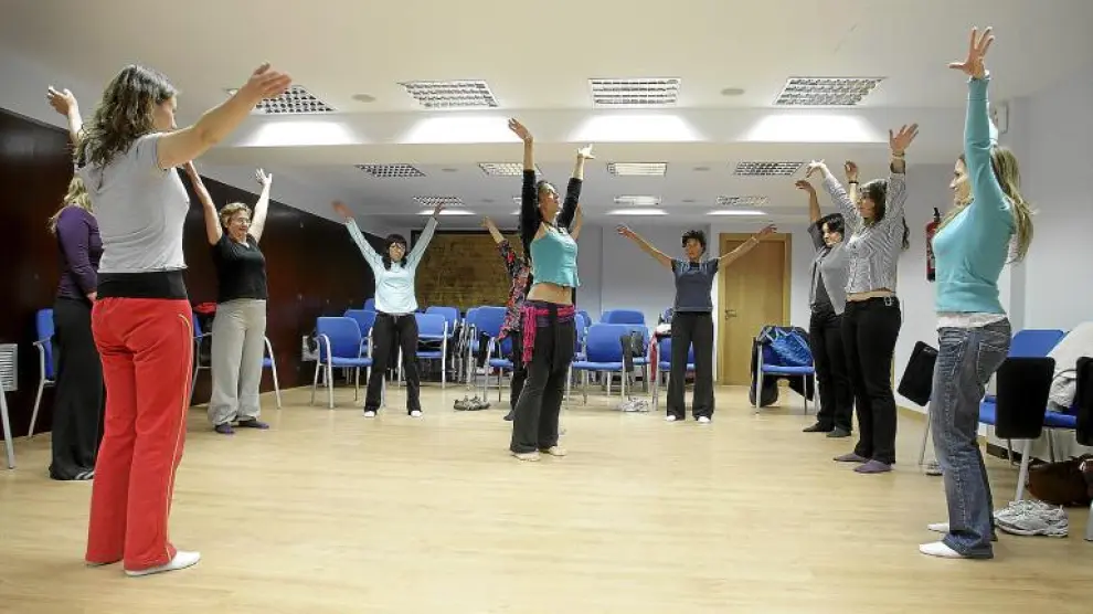 Uno de los ejercicios que ayer realizaron las asistentes al curso sobre danza oriental y embarazo en Zaragoza.