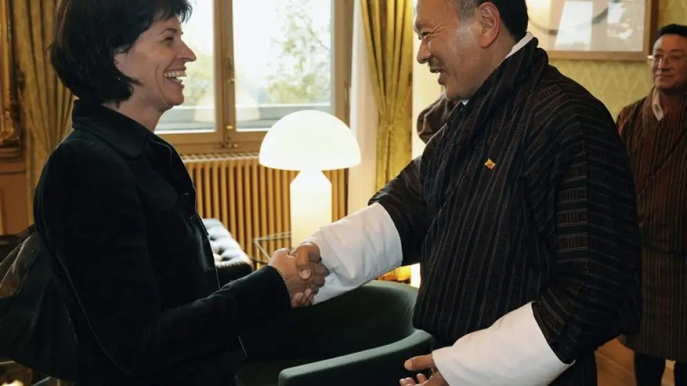 Thinley junto a la presidenta de la Confederación Suiza, Doris Leuthard.