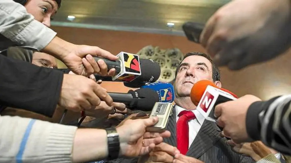 El consejero Alfonso Vicente habla con los medios tras la reunión con la plataforma de la N-232.