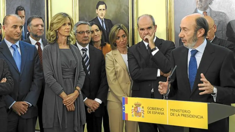 El presidente de Aragón, M. Iglesias, junto a los vicepresidentes Chaves y Rubalcaba y los ministros Sebastián, Blanco, Garmendia, Sinde y Chacón.