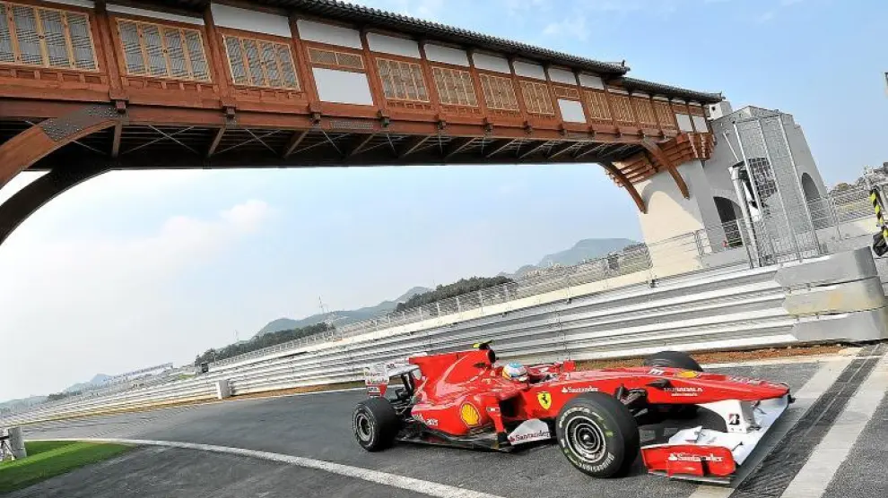 Fernando Alonso, durante la sesión de entrenamientos libres que 'estrenaron' el circuito de Corea del Sur.