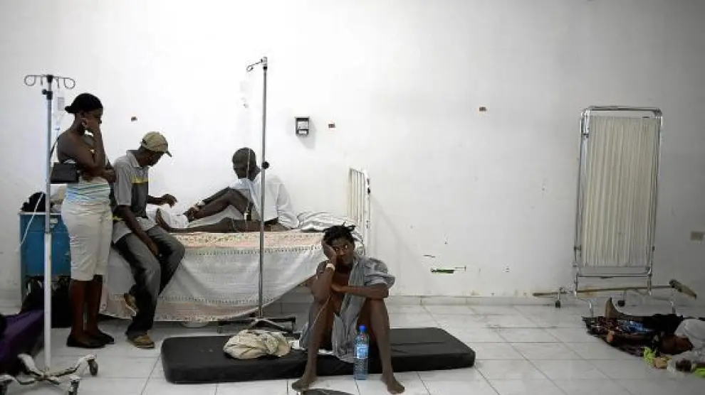 Pacientes reciben atención médica, ayer, en una sala del Hospital San Nicolás de Saint Marc.