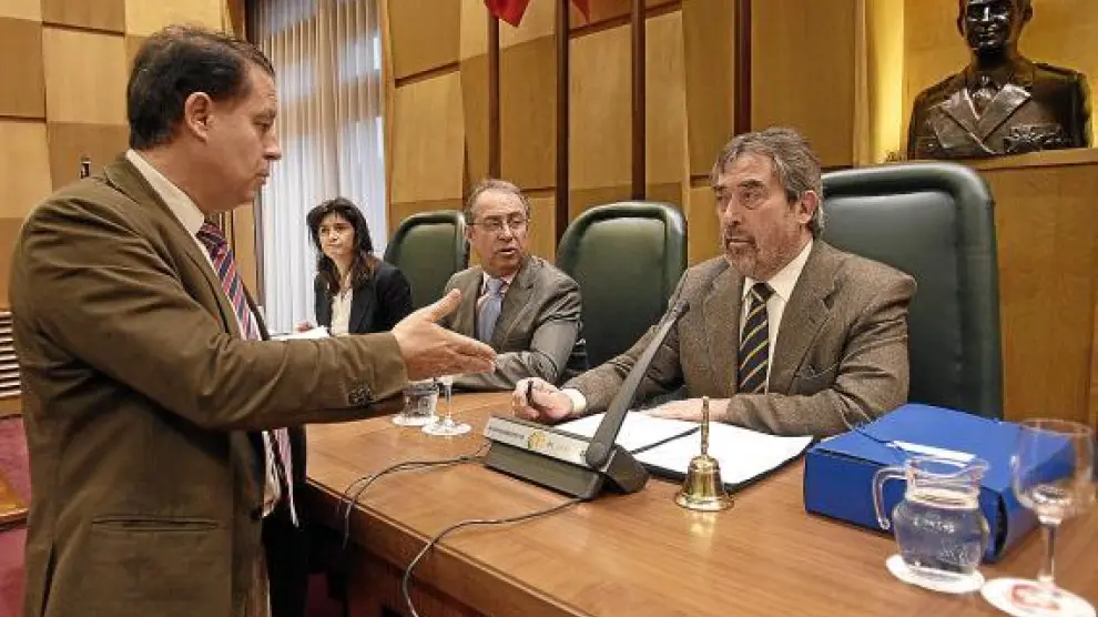 Jerónimo Blasco, a la izquierda, conversa con el alcalde Belloch en un pleno municipal.