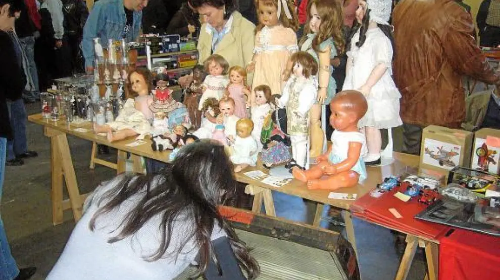 Uno de los puestos de muñecos participantes en una edición anterior del mercadillo.