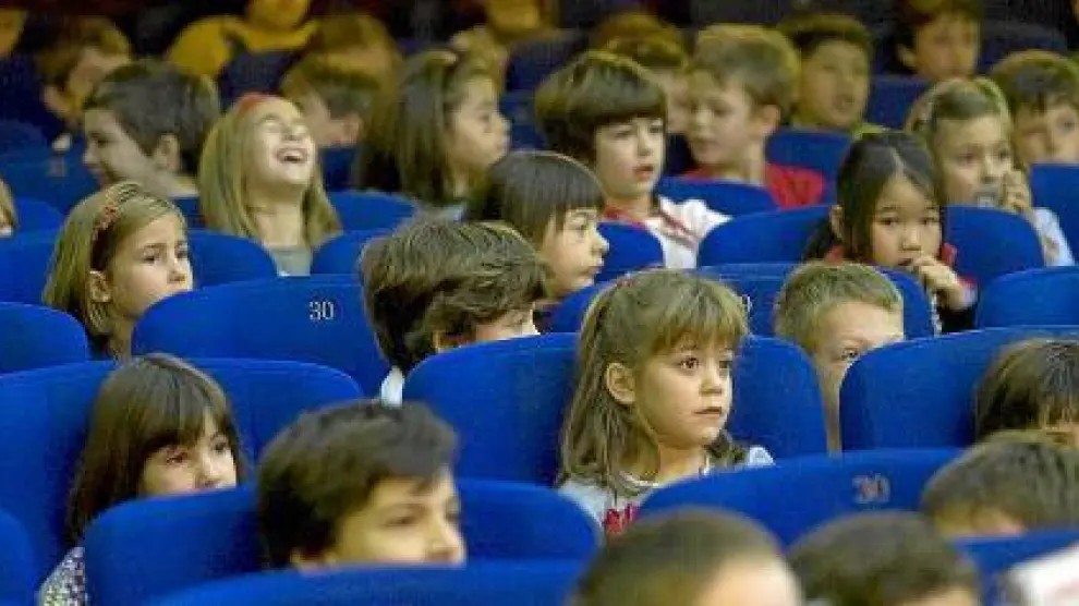 Los jóvenes espectadores no quitaron ojo de la pantalla y permanecieron sentados en sus asientos durante toda la proyección.