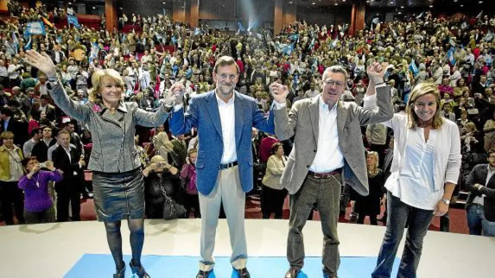 Mariano Rajoy, junto a Esperanza Aguirre, Alberto Ruiz-Gallardón y Ana Mato, ayer en Madrid.