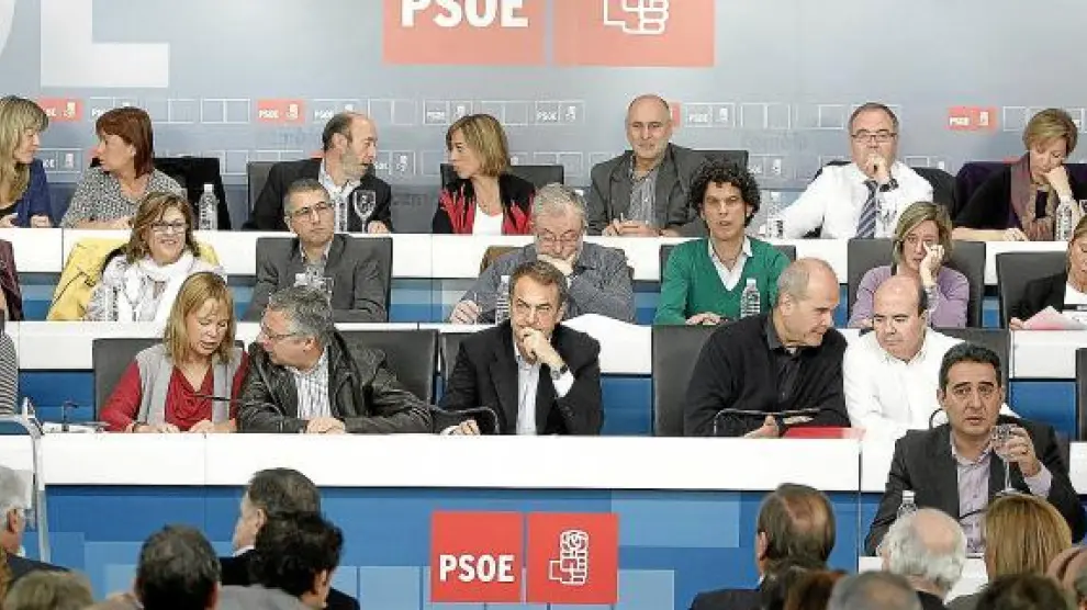 José Luis Rodríguez Zapatero (en el centro), ayer en Madrid, al inicio de la reunión del Comité Federal de los socialistas.