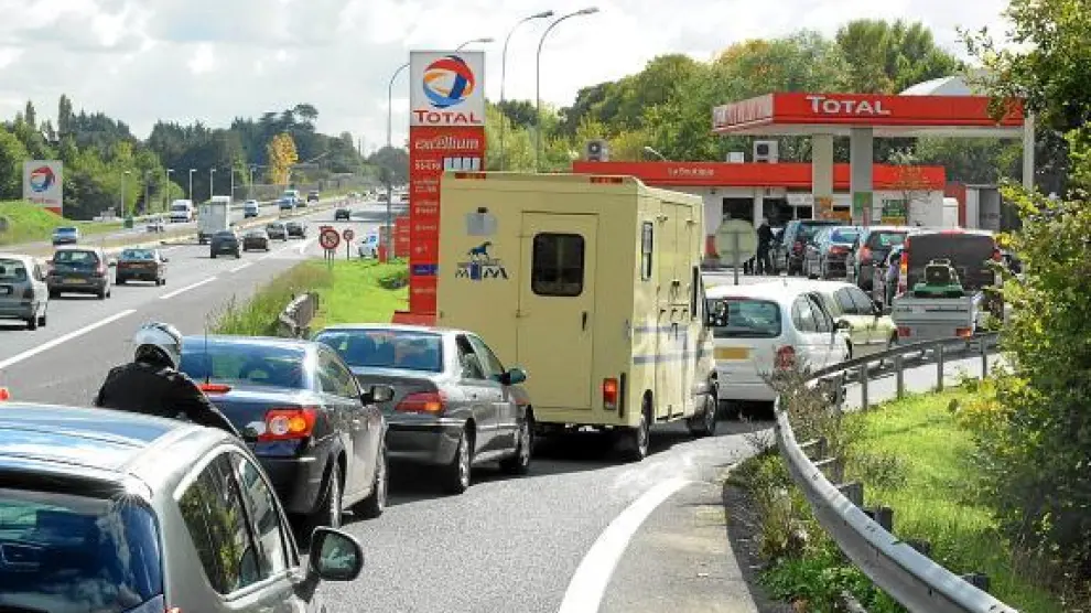 Varios coches, en una larga fila, esperan para repostar en una gasolinera cerca de Nantes, ayer.