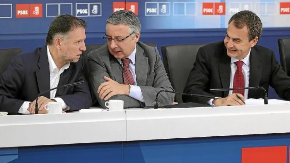 Iglesias habla con Blanco en presencia de Zapatero, en su debut como secretario de Organización.
