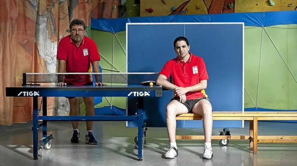 El medallista paralímpico Jorge Cardona y su entrenador, Josep María Jofre, en el laboratorio de los éxitos: el Centro Deportivo Santiago.