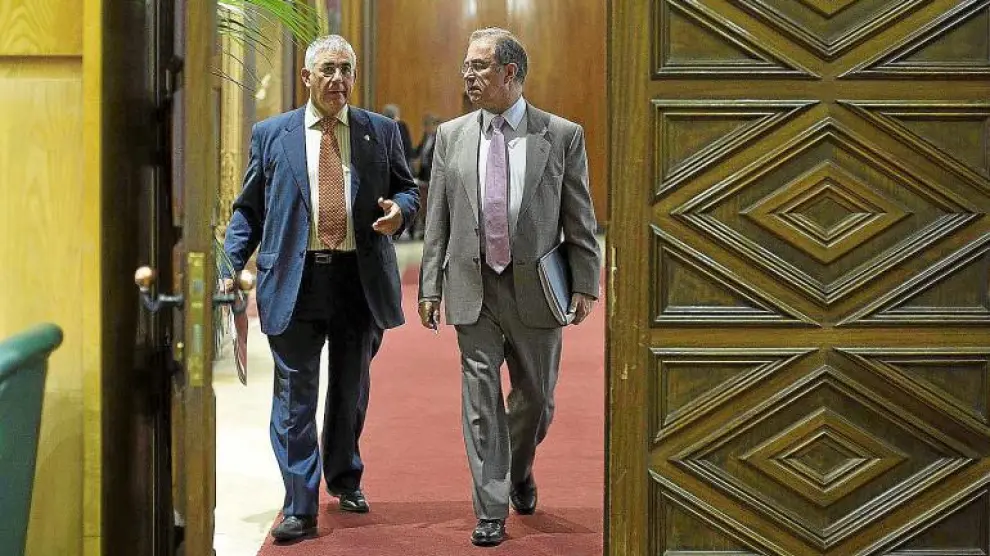 Manuel Blasco, a la izquierda, junto a Fernando Gimeno, ayer, antes de la comisión de Economía.