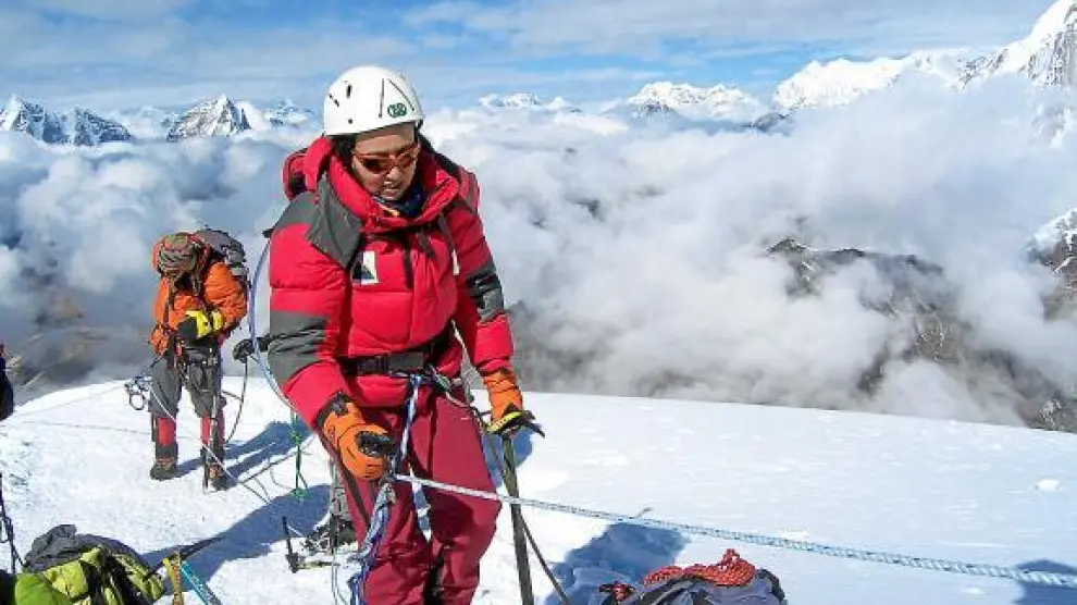 La montañera Raquel Alejandre, con discapacidad visual, en plena ascensión.