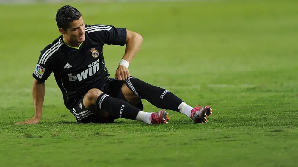 Cristiano Ronaldo se queja en el suelo.