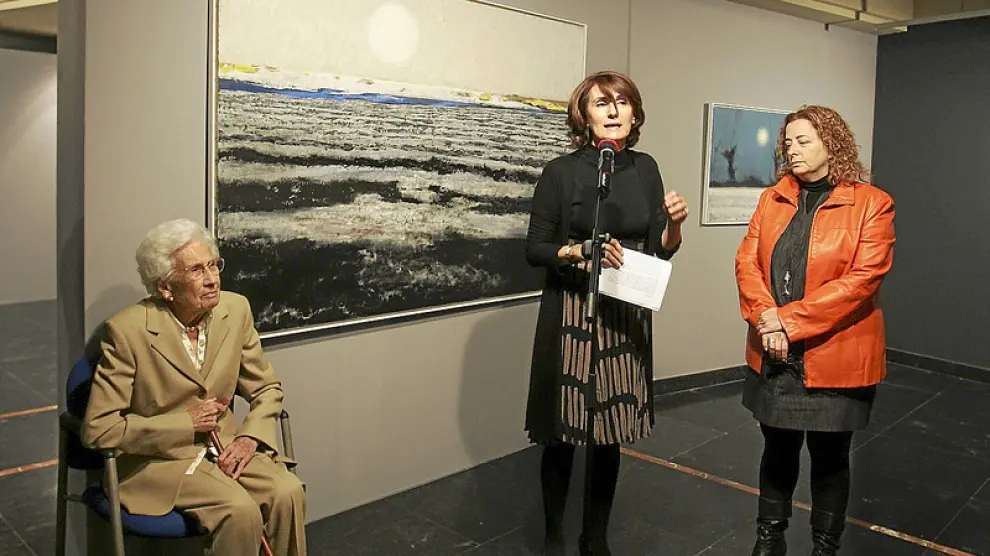María Sarrate, sentada ante una obra de su esposo, José Beulas, escucha a Julia Lera y Teresa Luesma.