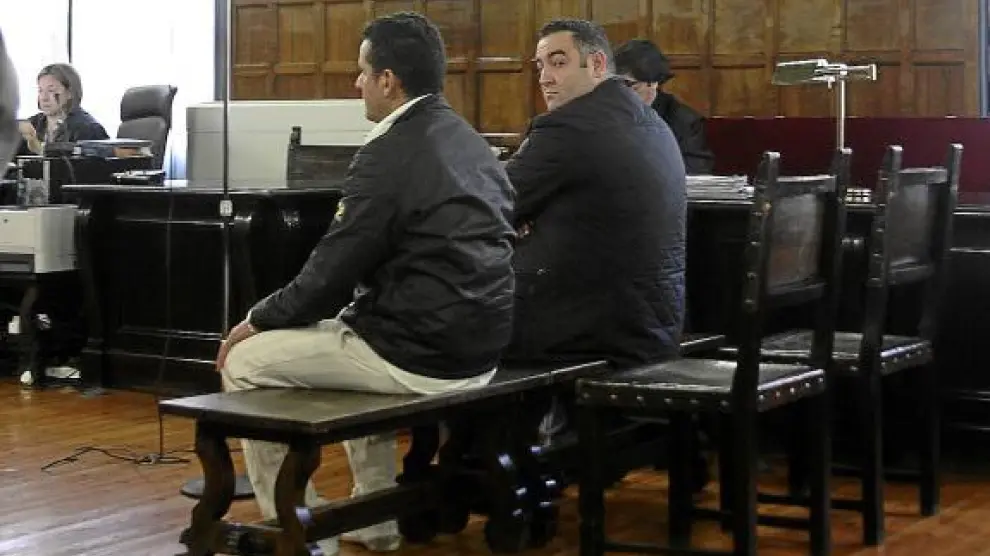 El ex propietario del Euro, mirando a la cámara, y su cuñado, durante el juicio celebrado ayer.