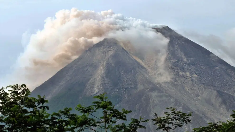 El volcán Merapi erupcionando, emanando humo y ceniza