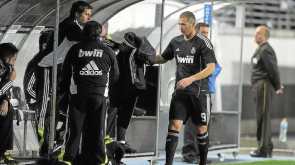 Benzema es sustituido, tras una actuación gris, en el partido del pasado martes en Murcia.