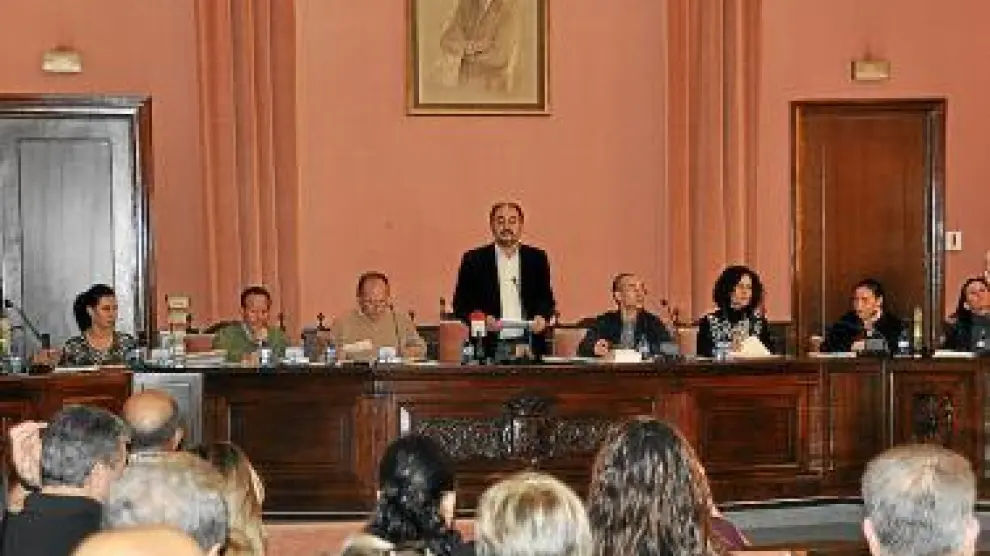Lambán (centro), ayer durante su discurso en el debate.