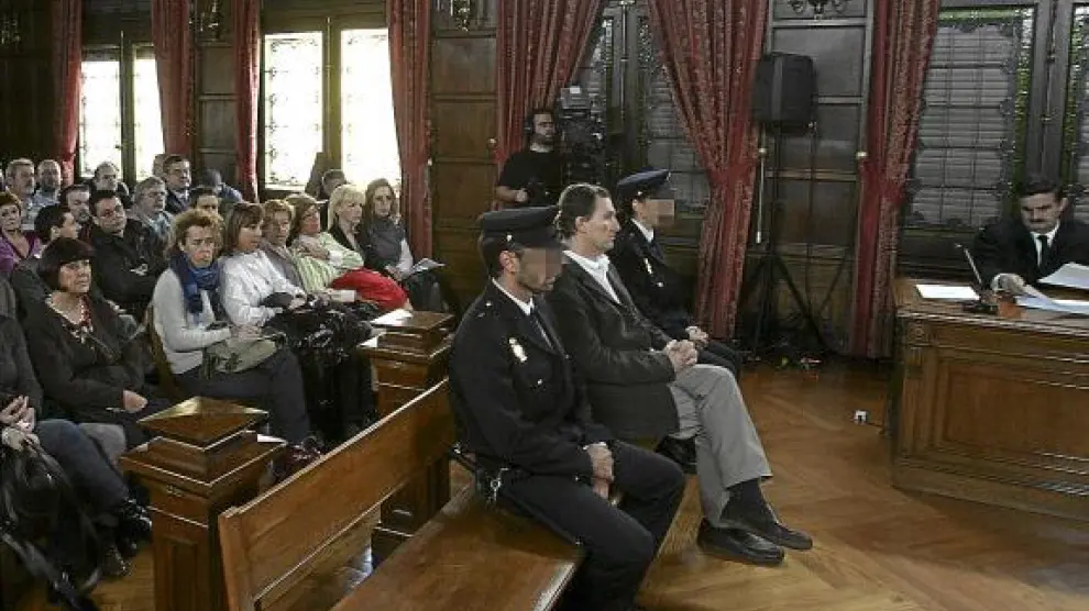 La familia del fallecido, en el primer banco de la izquierda, detrás del acusado, Santiago Mainar.