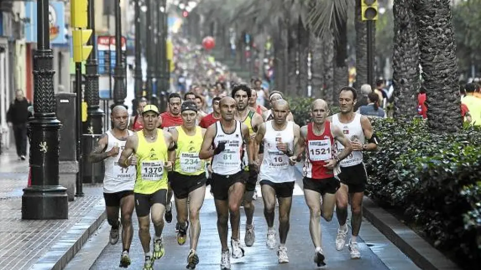 Los atletas recorren la avenida de Conde Aranda, durante la pasada edición del maratón de Zaragoza.