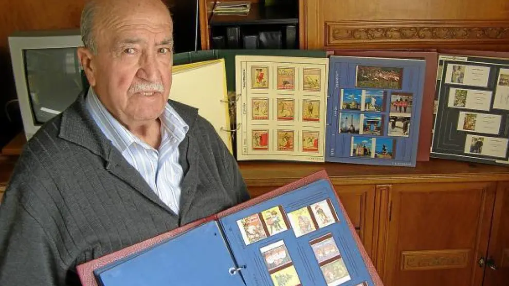 Luis Tarazona, en su domicilio, con algunos de los ejemplares de su colección.