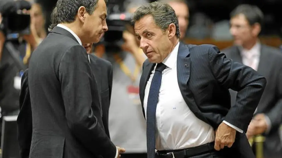 José Luis Rodríguez Zapatero charla con Nicolas Sarkozy, en un receso de la cumbre, ayer.