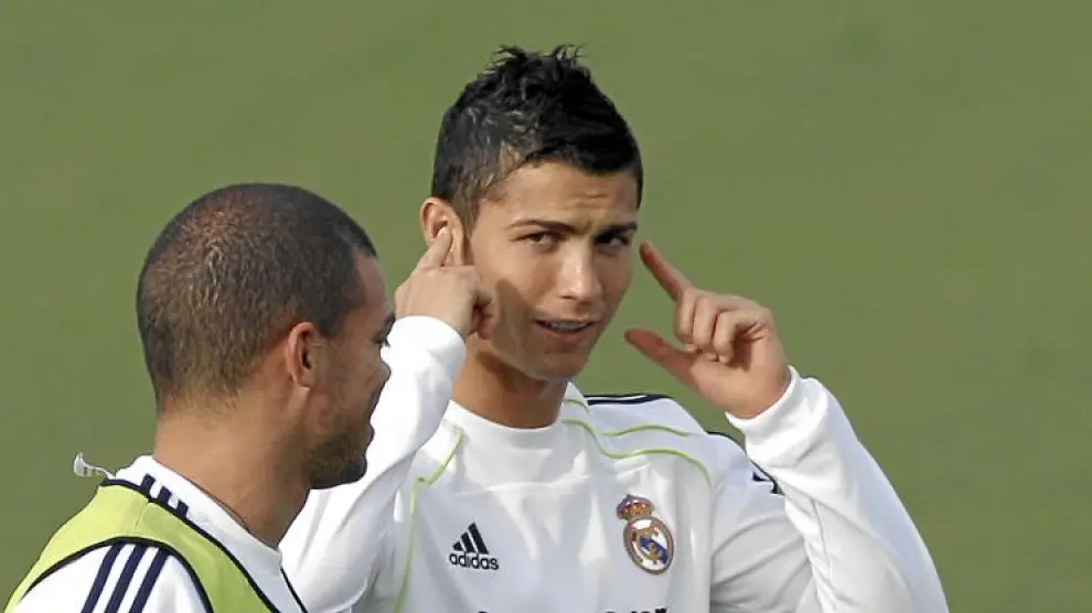 Pepe y Cristiano Ronaldo charlan durante en entrenamiento de ayer del Real Madrid.