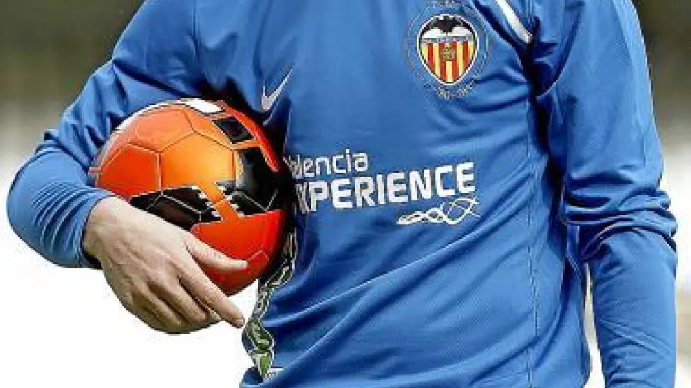 César posa con un balón en el estadio de Mestalla.