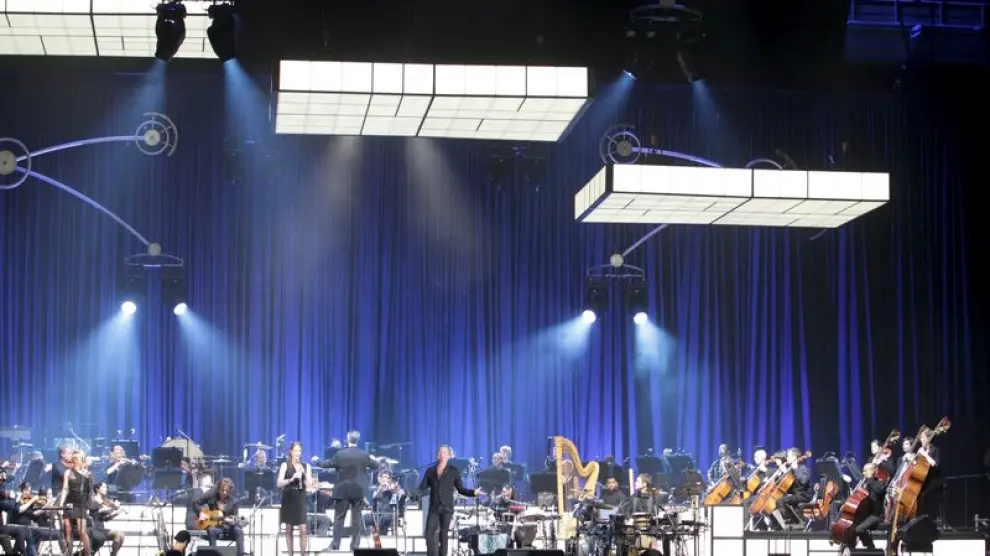 El conjunto de todos los músicos en el escenario, con Sting al frente durante el concierto del miércoles en Bilbao