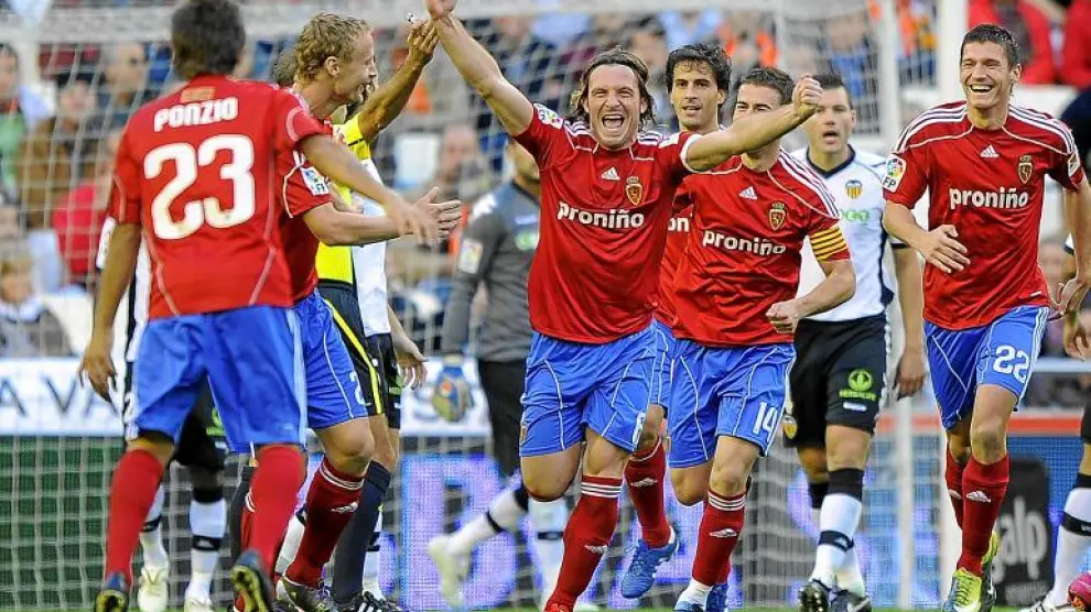 Lanzaro exhibe su júbilo tras marcar en la portería correcta. Le acompañan  Gabi, Jarosik, Pinter, Jorge López y Ponzio.