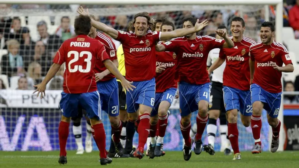 Los jugadores del Real Zaragoza celebran un gol en un partido contra el Valencia