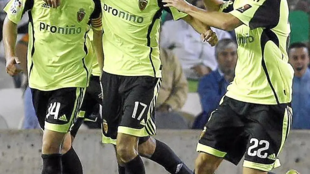Lafita se abraza a Gabi y celebra con Pinter el gol del míercoles pasado en Sevilla ante el Betis.