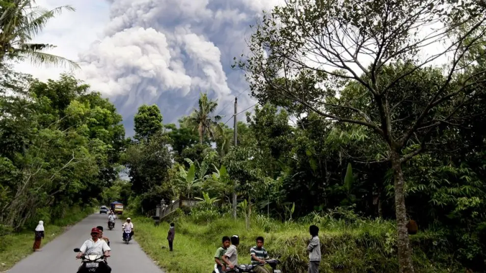 Evacuación de habitantes de un poblado cercano al volcán Merapi.