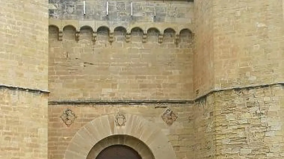 Puigcercós y otros cargos políticos, ante el monasterio de Poblet.