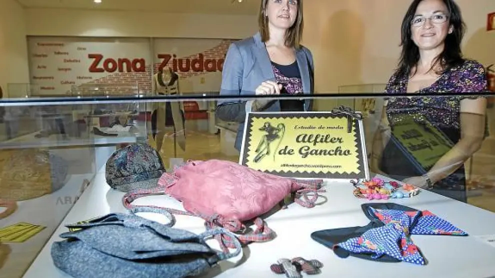 Patricia Cuevas y Mercedes Coloma, con varias de las piezas que exhiben en Augusta.