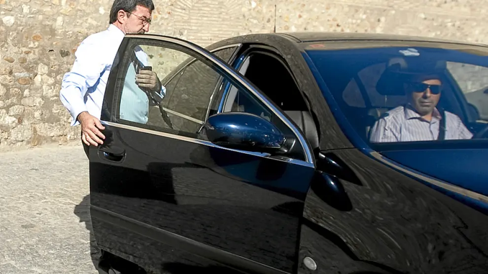 Ferrer entra en su coche tras su reunión con la letrada de las Cortes.