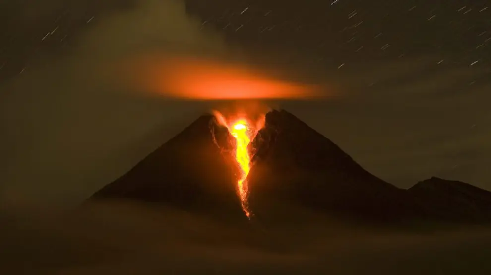 El volcán Merapi en plena erupción, expulsando lava