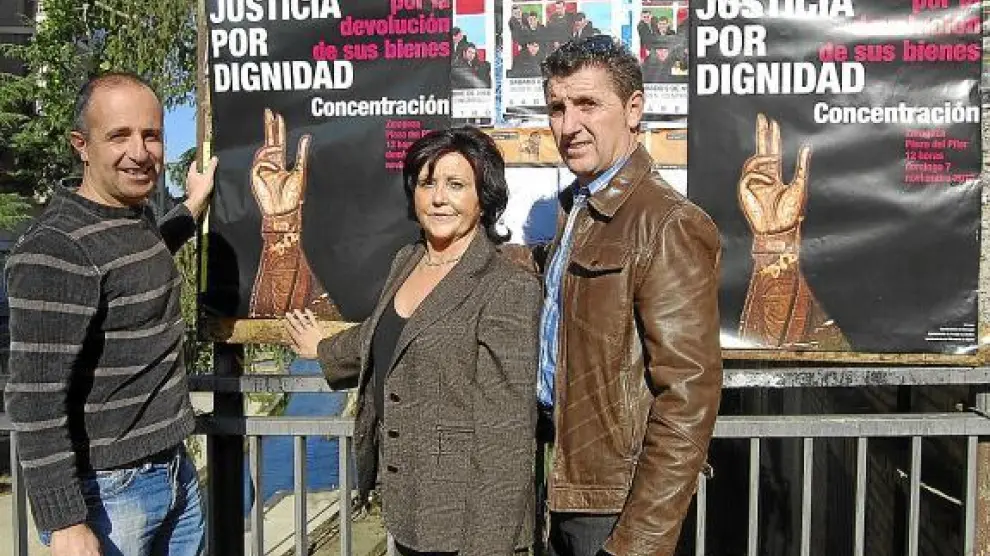 Los alcaldes de Berbegal, Peralta y Villanueva pegan carteles para la manifestación.